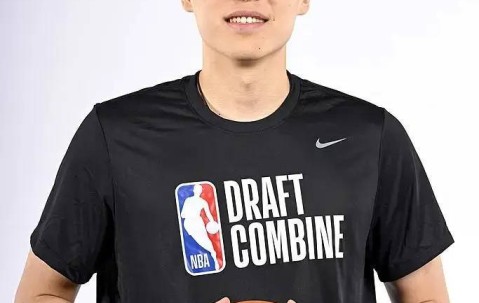 杨瀚森联合试训定妆照出炉 5V5比赛身披18号球衣