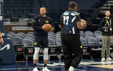 库里现身球队训练场 称目前还没有确切回归日期