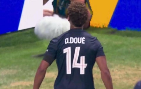 世俱杯悲喜夜：欧冠冠军2-0杀疯，2人染红进四强