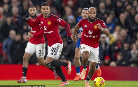 离谱！埃弗顿主力伤退+内讧染红 曼联80分钟多打1人仍输球