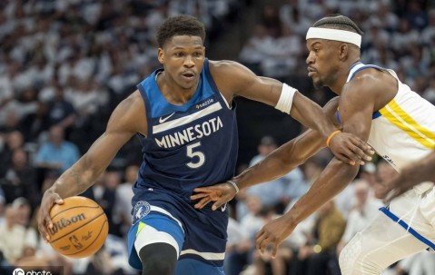 耐杀！爱德华兹上半场痛苦伤退 下半场火线回归