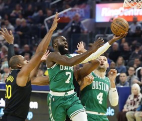 杰伦布朗23+15+13普理查德26分 绿军胜勇士