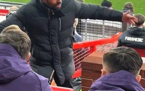 曼联又抓内鬼？阿莫林怒骂约罗防守差，卡塞米罗被换下气得倒穿外套