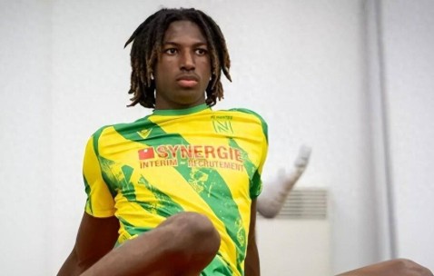 17岁法甲天才中卫横空出世！巴萨钟情他遭围剿，6大豪强展开疯抢