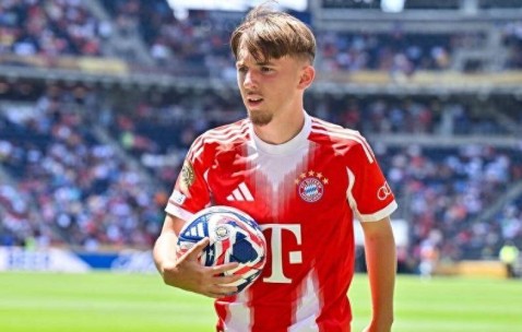 拜仁新太子横空出世！身价爆涨！17岁卡尔欧冠世界波引爆足坛