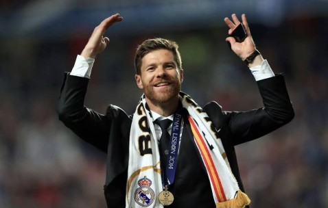 超穆帅赶瓜帅！阿隆索豪门处子赛季：率皇马赢得三冠王+西超杯