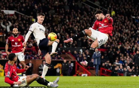 最难评的豪门队长！曼联成绩会决定B费未来，沙特人对他穷追不舍