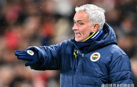 62岁穆帅现身巨龙球场，眼含热泪一直挥手，球迷：派头还是那么足