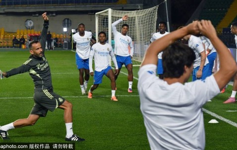 库尔图瓦300场里程碑：胜利与零封的背后，皇马球迷的支持不可或缺