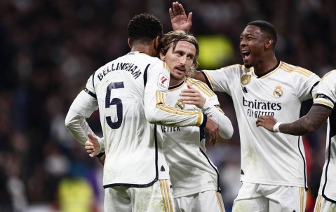 西甲国家德比：皇马主场争冠维稳，巴萨客场逆袭破局