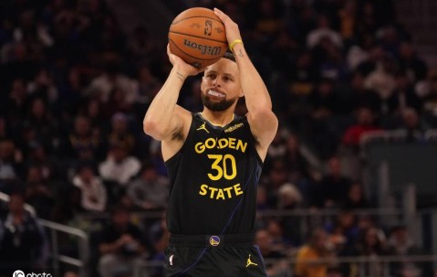 勇士官方：库里右腿股四头肌挫伤 将接受MRI检查