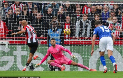 抢前锋！热刺尝试截胡姆贝莫 报价比曼联高出1000万镑