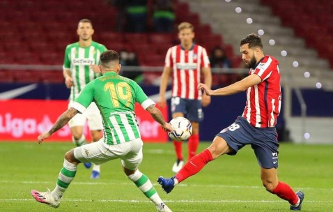 马竞再遭爆冷，争冠形势急转直下，皇马豪取七连胜紧追巴萨，积分差距仅剩一分，西甲争冠悬念重燃