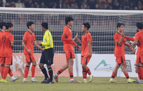 喜讯！U16国足中场加盟欧冠球队，刚穿队服合照