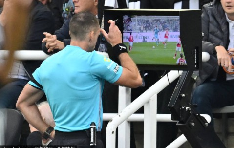 VAR技术推翻阿森纳点球判罚，霍华德·韦伯详解真相引热议