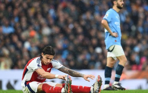 英超回顾：有毒啊！国际比赛日又伤核心，萨卡伤退牵动全局，枪手夺冠又难了