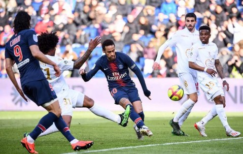 法甲重头戏：巴黎圣曼主场争冠稳上游，欧塞尔中游徘徊难阻豪强？