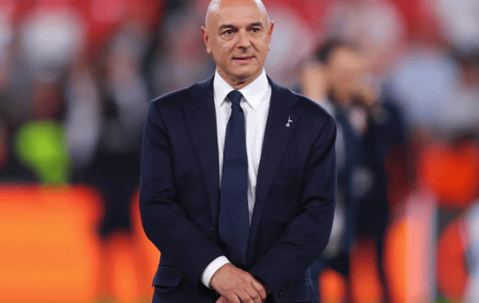 刚夺欧联却遭解雇？热刺换帅引爆争议，列维强硬回应质疑