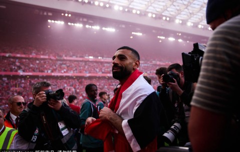 利物浦太子悲情落幕？阿诺德泪洒冠军巡游，球迷怒斥：鳄鱼的眼eiléi！