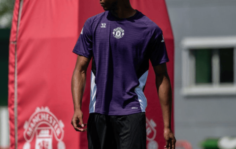 曼联官宣球衣号码变更，小妖穿特维斯背号！库尼亚谈10号球员责任