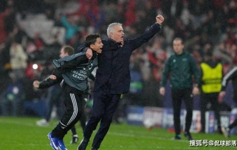 63岁穆帅狂奔！率队欧冠逆袭：最后1秒压哨晋级 附加赛或再遇皇马