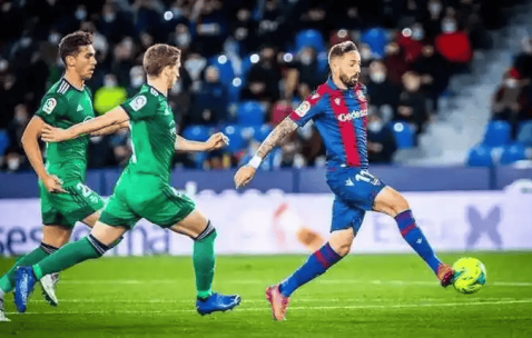 意甲保级生死战！都灵VS莱切：伤病潮下的困兽斗，比分进球数前瞻