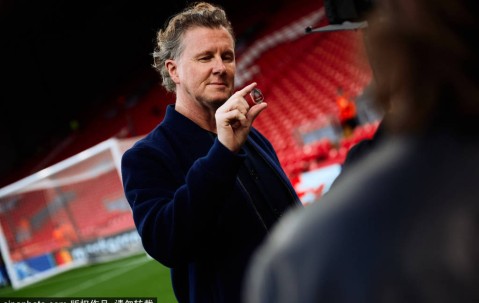 西蒙尼与球迷对喷！红牌禁赛背后的战术思考与情感冲突