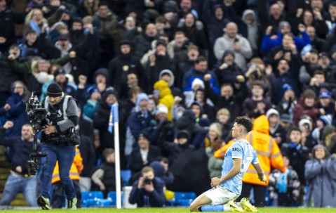 高清：英超曼城3-2利兹联 福登绝杀滑跪庆祝