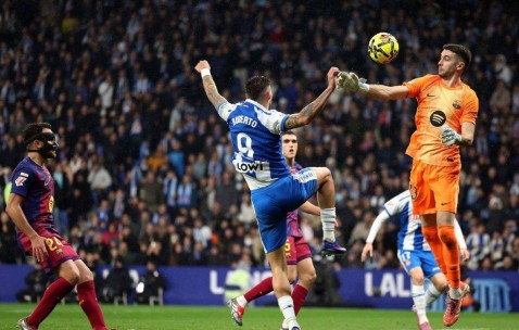 西甲争四全乱套了，随着巴萨2-0稳住榜首，西甲最新积分榜出炉，黄潜客场逆转升第三