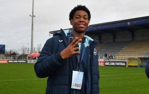 曼晚：勒阿弗尔18岁中锋卡纳-比伊克前往曼市，完成转会曼联手续