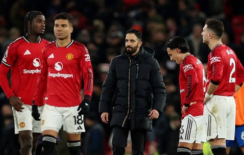 曼联4-4无缘前5！阿莫林改打四后卫却狂丢球，卡塞米罗染黄对维拉停赛