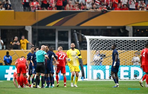 拜仁多打两人被大巴黎淘汰，主帅表现遭到质疑，球迷直言他该下课