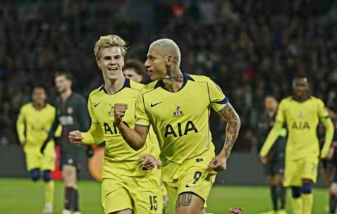 欧冠惊现篮球比分！巴黎热刺8球对攻创纪录，维蒂尼亚戴帽背后藏着的惊天秘密