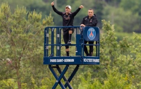 居高临下！罗体：恩里克在6米高的平台上指导训练 可直接纠正球员