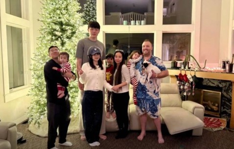 杨瀚森与女友一起在当地华人家中过感恩节