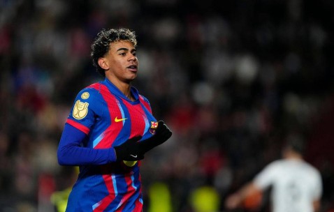 西甲领跑者巴萨凭借亚马尔破门2-1击败阿尔瓦塞特，率先晋级国王杯四强