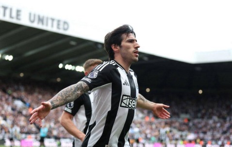 纽卡斯尔反超曼城升至联赛第三，欧冠门票稳了！今夏投入2亿引援再升级