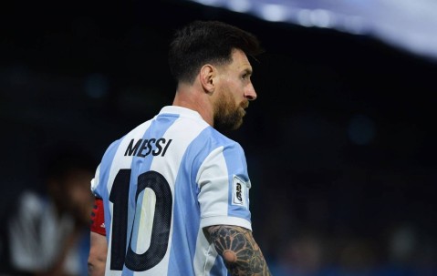 梅西上限是46冠和8金球奖！下限是33次小组赛全出线！