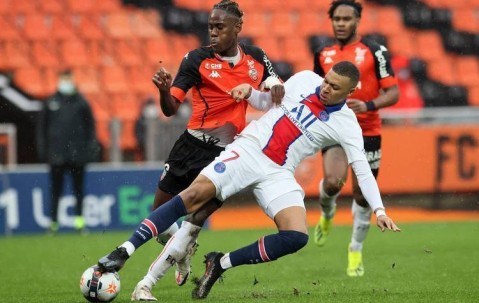 巴黎主场迎战欧塞尔，争夺法甲第六轮关键战，巴黎进攻强但伤病困扰，欧塞尔防守稳固。