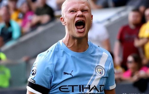 曼城输球哈兰德孤掌难鸣，阿森纳五球狂胜登顶英超！15岁小将助攻