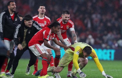 欧冠争夺激烈：六大豪门跻身淘汰赛附加，七支劲旅遗憾出局