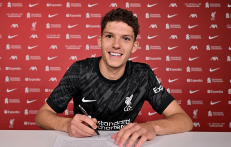 官方：利物浦宣布匈牙利小门神加盟 凑齐佩奇乔治一家