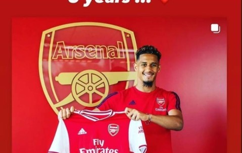 已成后防大腿！萨利巴社媒晒加盟阿森纳时亮相照：6年前……️