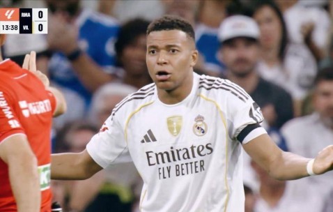 连续9场破门+争议点球！姆巴佩创纪录之夜，谁注意安切洛蒂这表情？