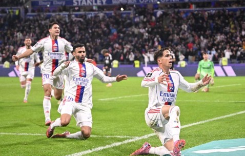 20岁葡萄牙新星世界波助里昂逆转斯特拉斯堡，终结2连败并升至法甲第4