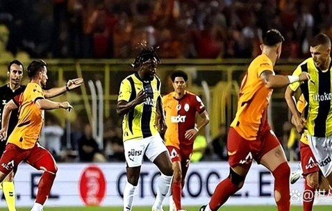 穆里尼奥输球，加拉塔萨雷主场压制，球迷全城助威