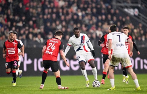 法甲争冠进入白热化：巴黎圣日耳曼七连胜终结，雷恩主场3-1爆冷取胜