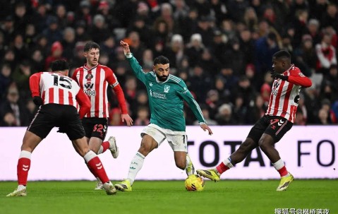 利物浦1-0掀翻魔鬼主场！范戴克创纪录绝杀，右后卫魔咒仍存在！