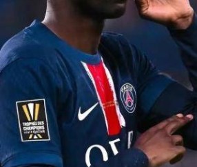 从三冠王到可能丢榜首!巴黎1-3惨败送大礼,朗斯今晚赢球就登顶,法甲真要变天?