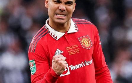 再见，曼联！欧冠三连冠巨星含泪离队，主动降薪展现职业典范